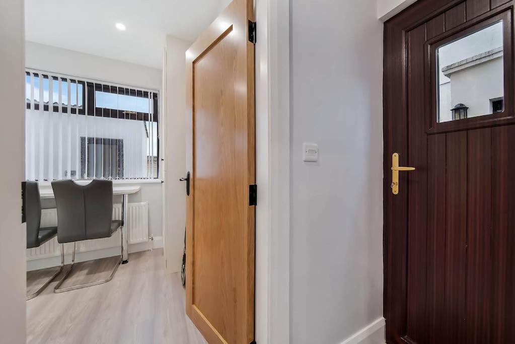 Ardoyne Lodge 'Sleeping 4 Guests' Belfast Esterno foto